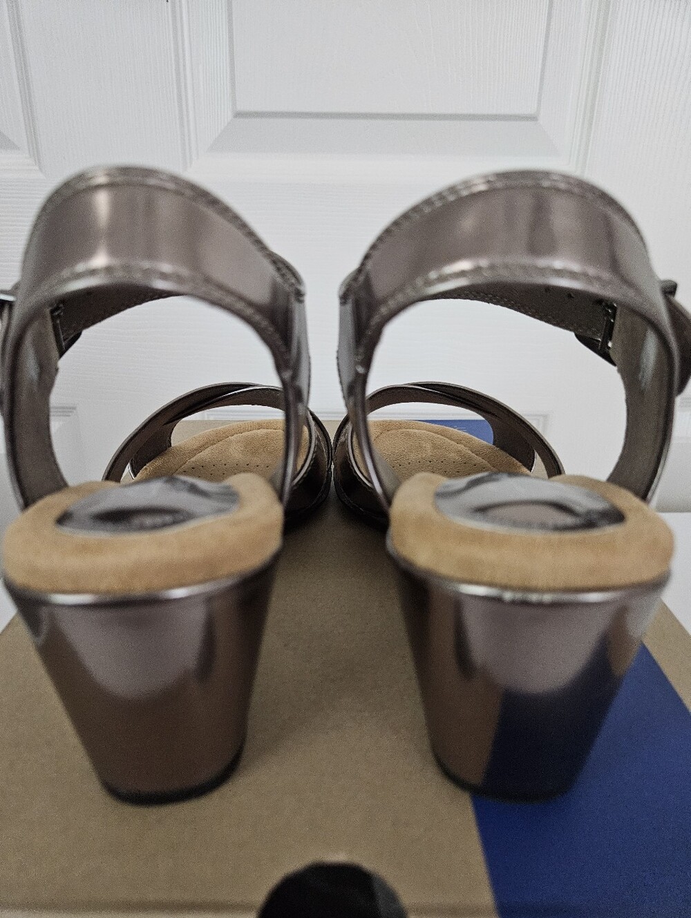 Clarks NIB Metallic Sandals - Picture 4 of 8